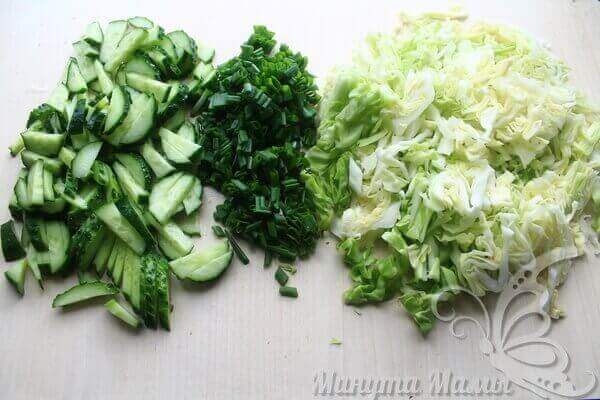 Нарезаем овощи и зелень
