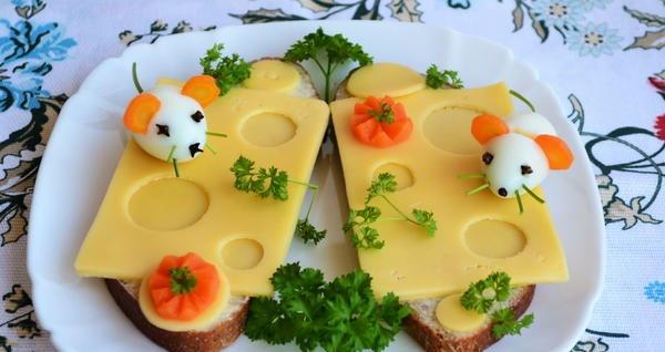 мышки на бутерброде с сыром