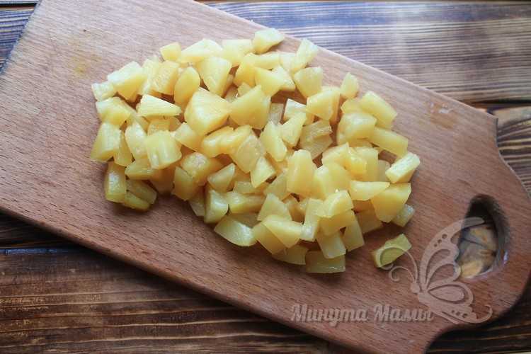 нарезать ананасы