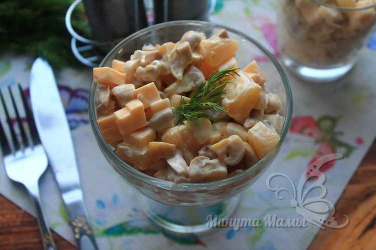 Салат с курицей и ананасом - классический простой рецепт с майонезом и сыром