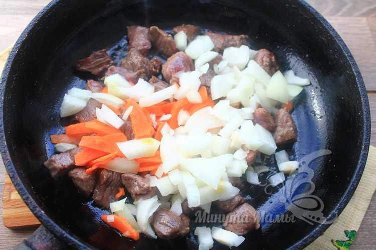 обжарить мясо с овощами