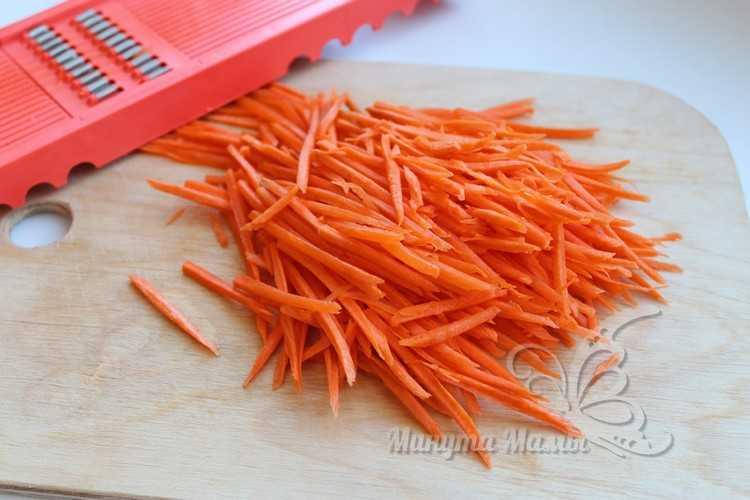 Морковь нарезаем тонкой длинной соломкой