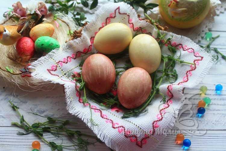 Как в домашних условиях покрасить яйца на Пасху