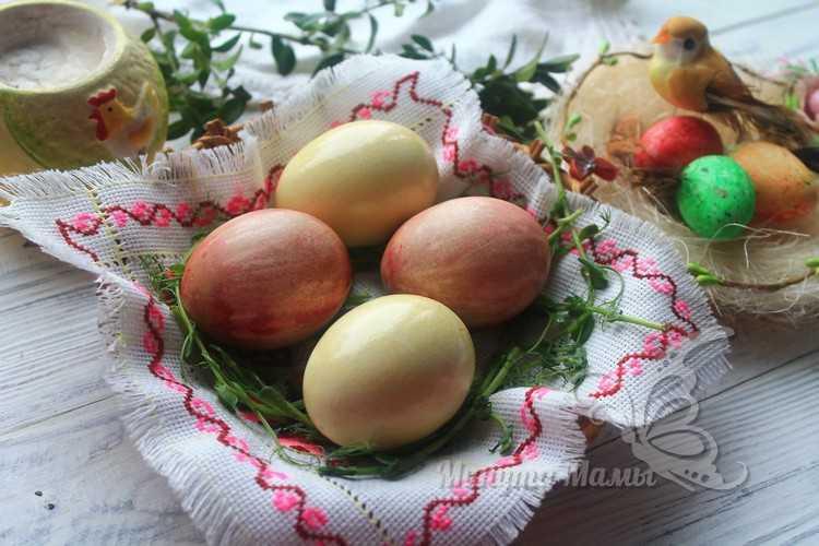 Фото-рецепт покраски яиц свеклой и морковью на Пасху в домашних условиях