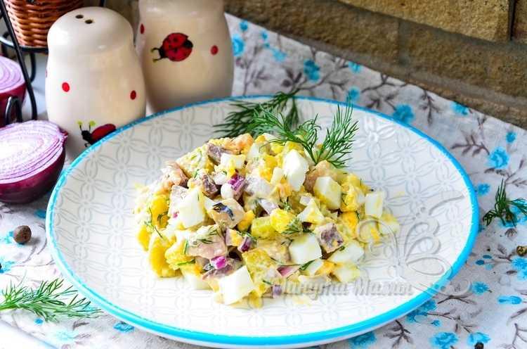 Салат с селёдкой, картофелем, луком и яйцом – рецепт с фото пошагово