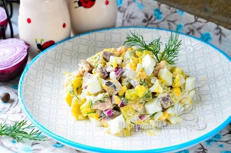 Фото-рецепт салата с селёдкой, картофелем, луком и яйцом