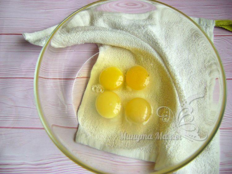 Разобьем яйца в миску