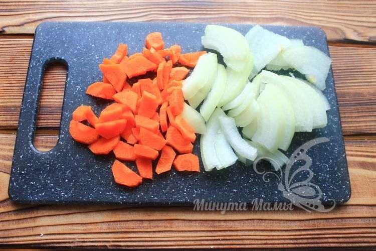 Морковь и лук нарезать полукольцами