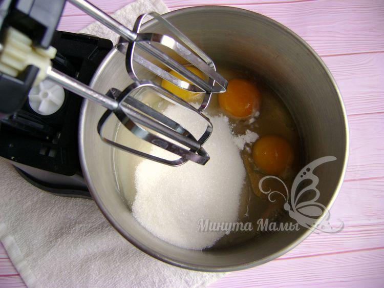 Вбить яйца к сахару
