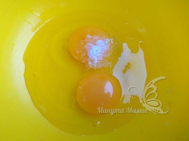 Яйца вбить в миску
