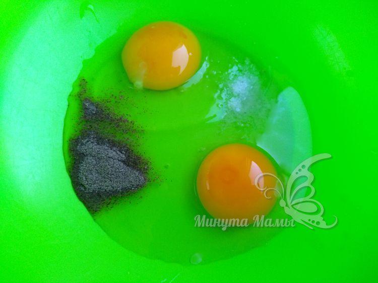 Выложить яйца в миску