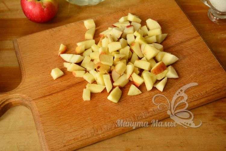 Режем яблоки кусочками