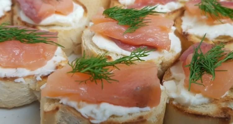 бутерброды с рыбой и творожным сыром