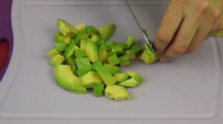 Нарезают авокадо