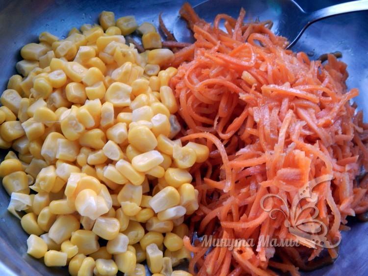 Выкладываем кукурузу и морковку