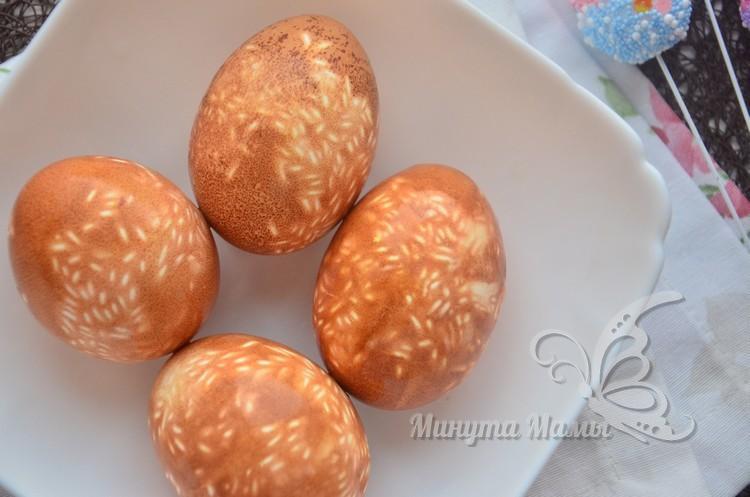 Как покрасить яйца рисом и шелухой
