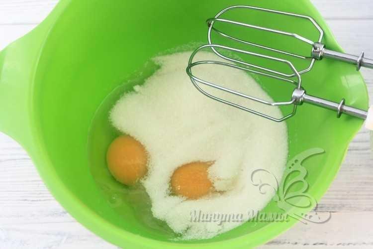 разбить в миску яйца
