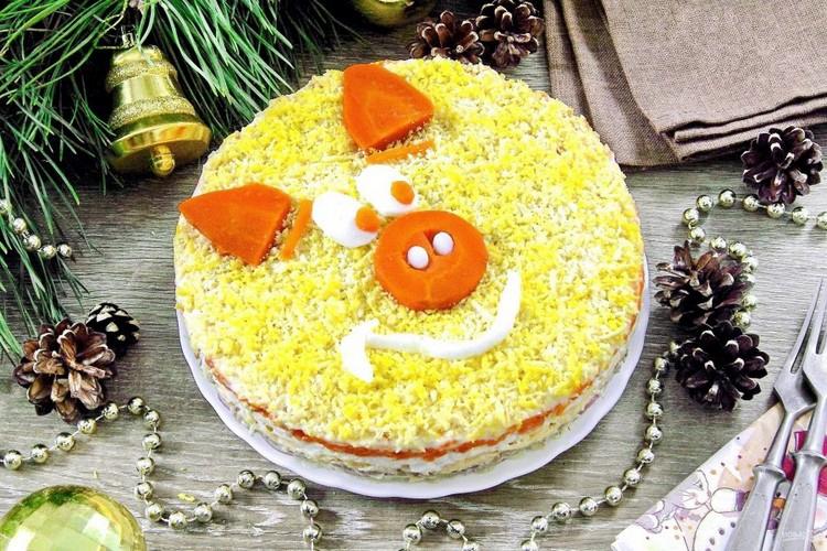 Легкий салат “Мимоза” в виде Свиньи Легкий салат “Мимоза” в виде Свиньи