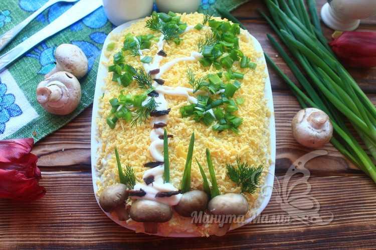Салат «Березка» с черносливом и курицей и грибами слоями - рецепт с фото