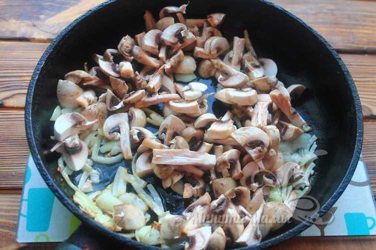 Обжарить лук с грибами