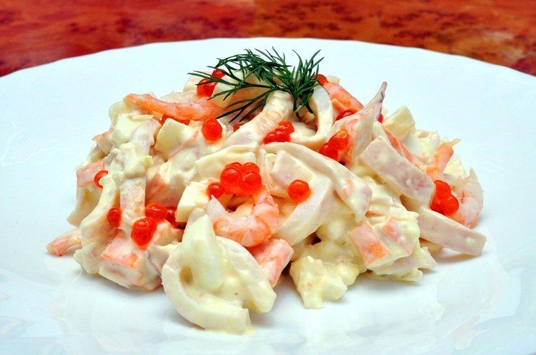 ТОП-6 рецептов с фото салата "Королевский" с креветками, кальмарами, красной икрой, красной рыбой