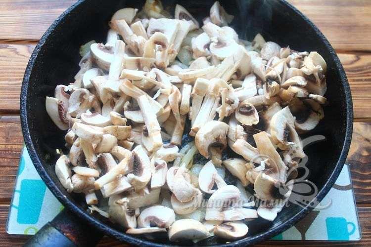 Обжарить грибы с луком