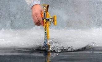 Когда набирать воду на Крещение
