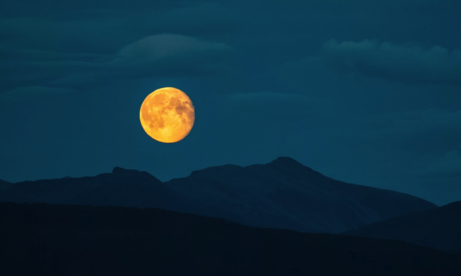 Лунный диск над горами