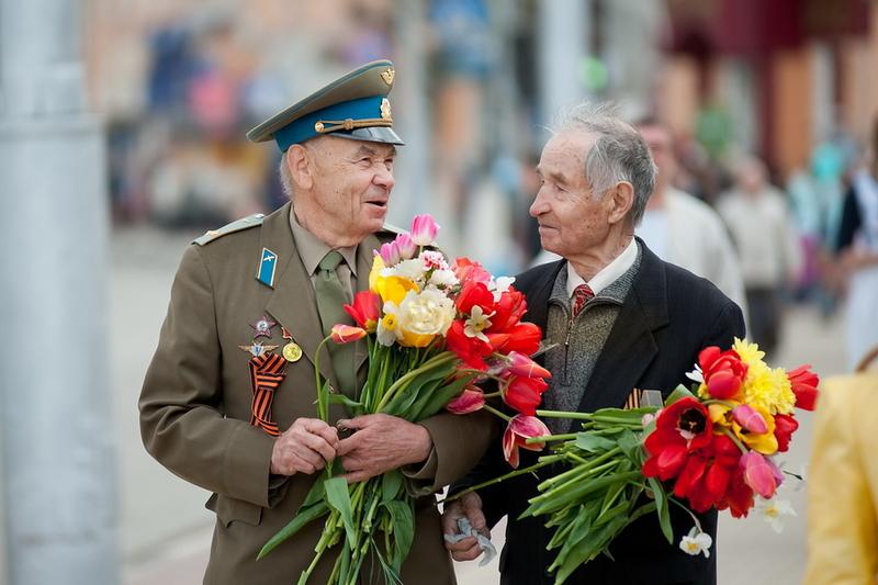 ветераны с цветами